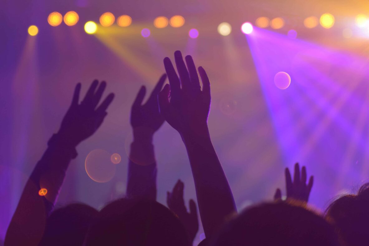 mani alzate durante un concerto