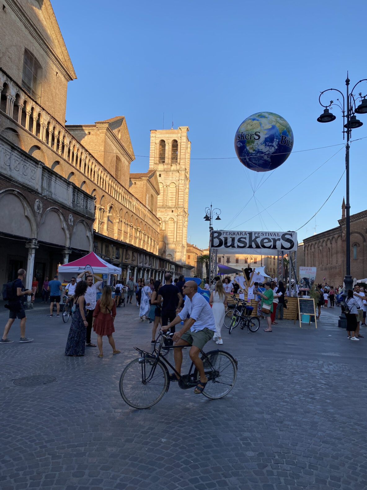 buskers in piazza a Ferrara
